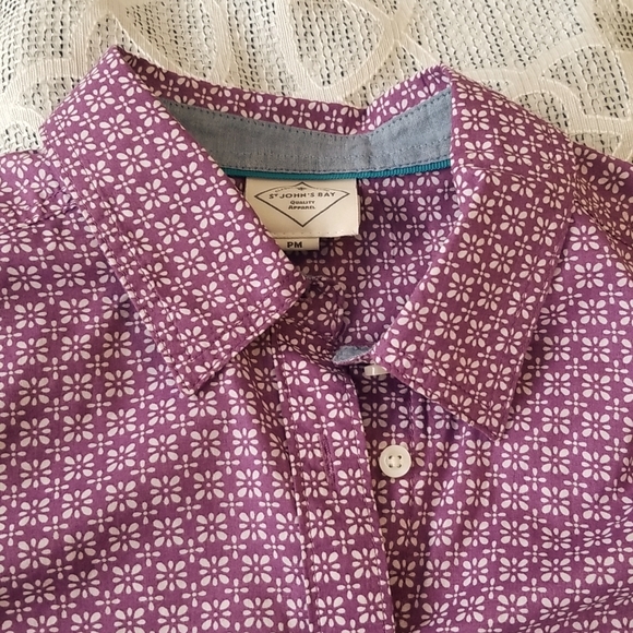 2/$11 🎉 St. John's Bay purple print button down top! Sz medium - Picture 3 of 5